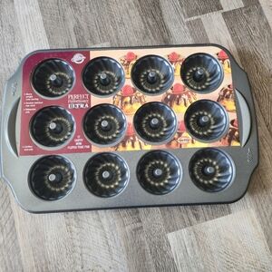 Wilton Perfect Performance Ultra Mini Fluted Tube Pan 12 Cavity NEW